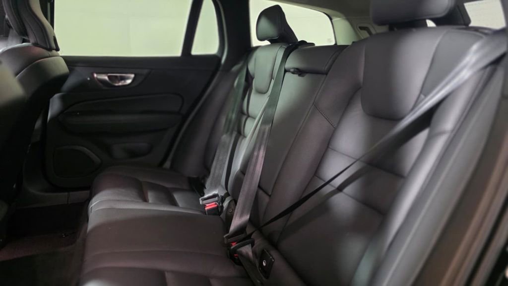 Used 2025 Volvo V60 B5 Cross Country Plus image 26
