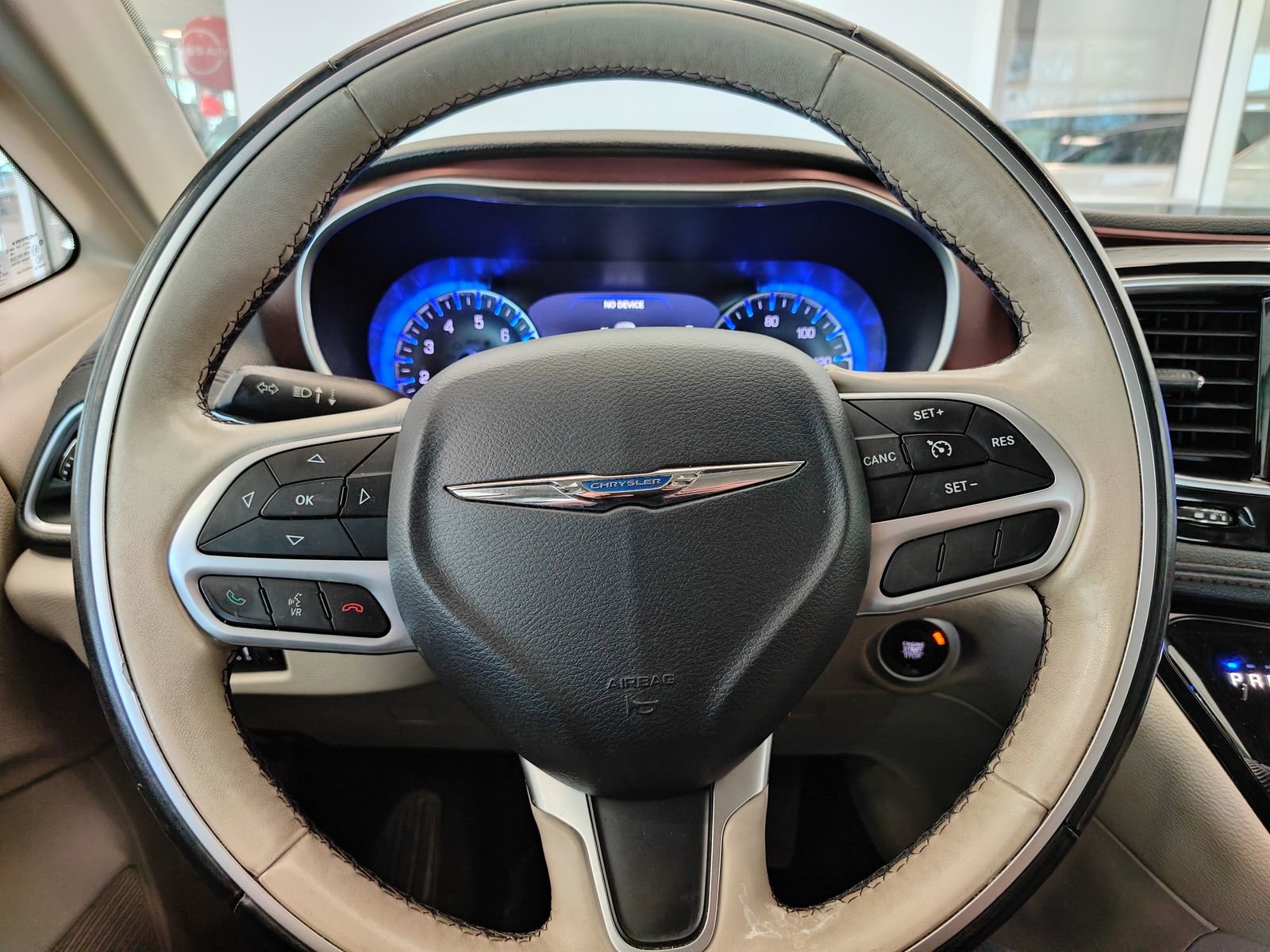 Used 2017 Chrysler Pacifica Limited w/ UConnect Theater Package FWD image 11