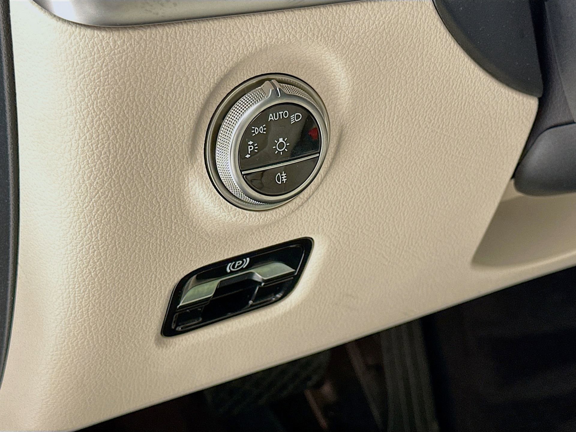 Used 2025 Mercedes-Benz C 300 Sedan image 11