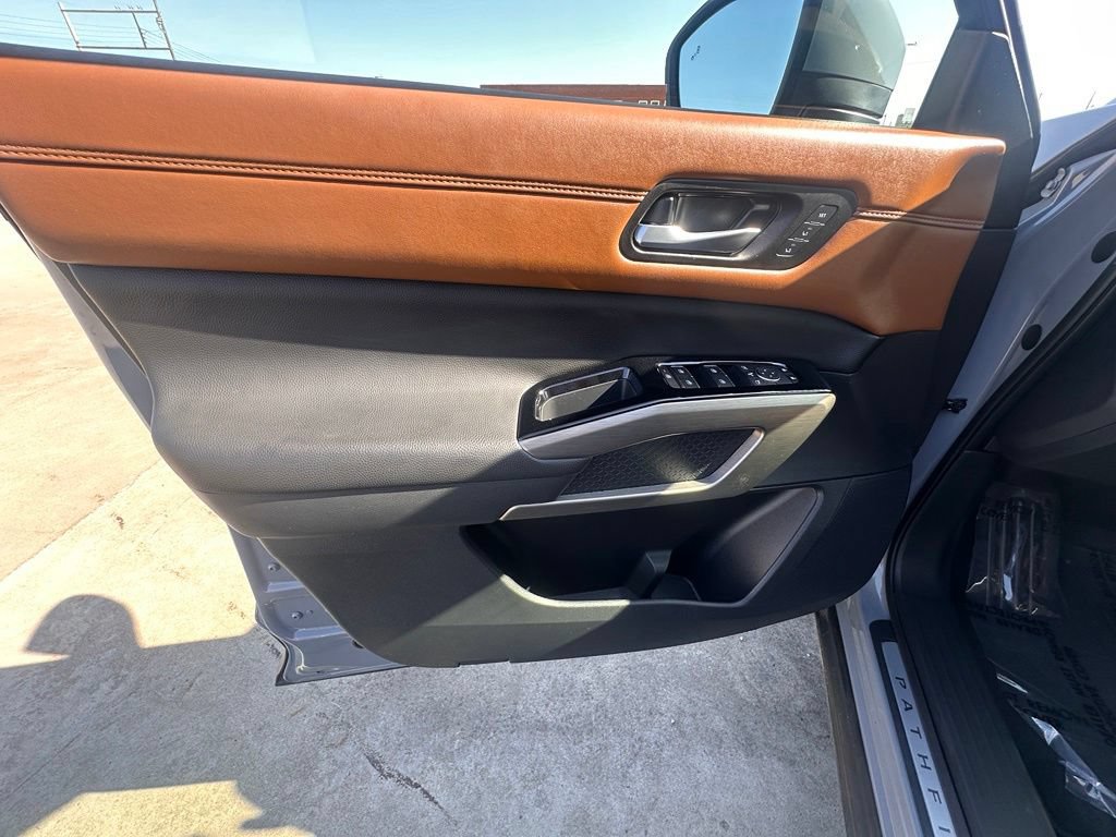 Certified 2025 Nissan Pathfinder Platinum AWD/4WD image 13