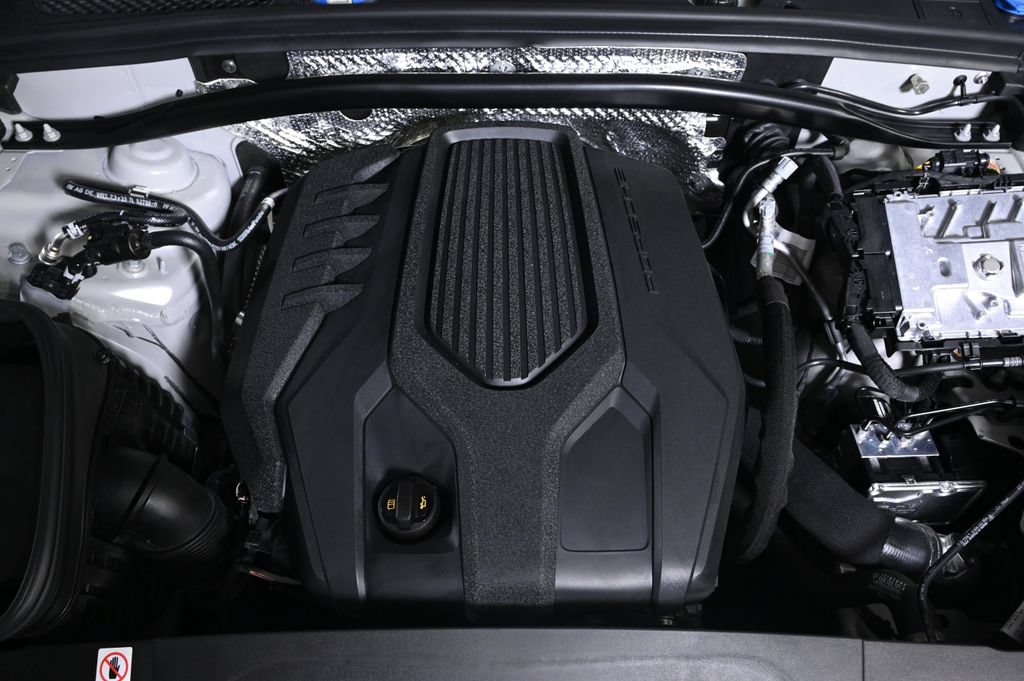 Certified 2023 Porsche Macan AWD/4WD image 28