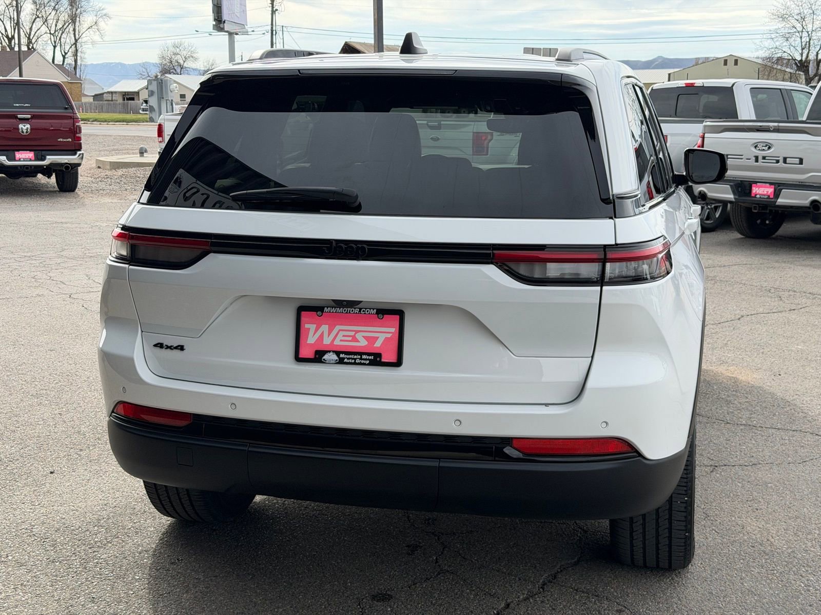Used 2024 Jeep Grand Cherokee Altitude image 8