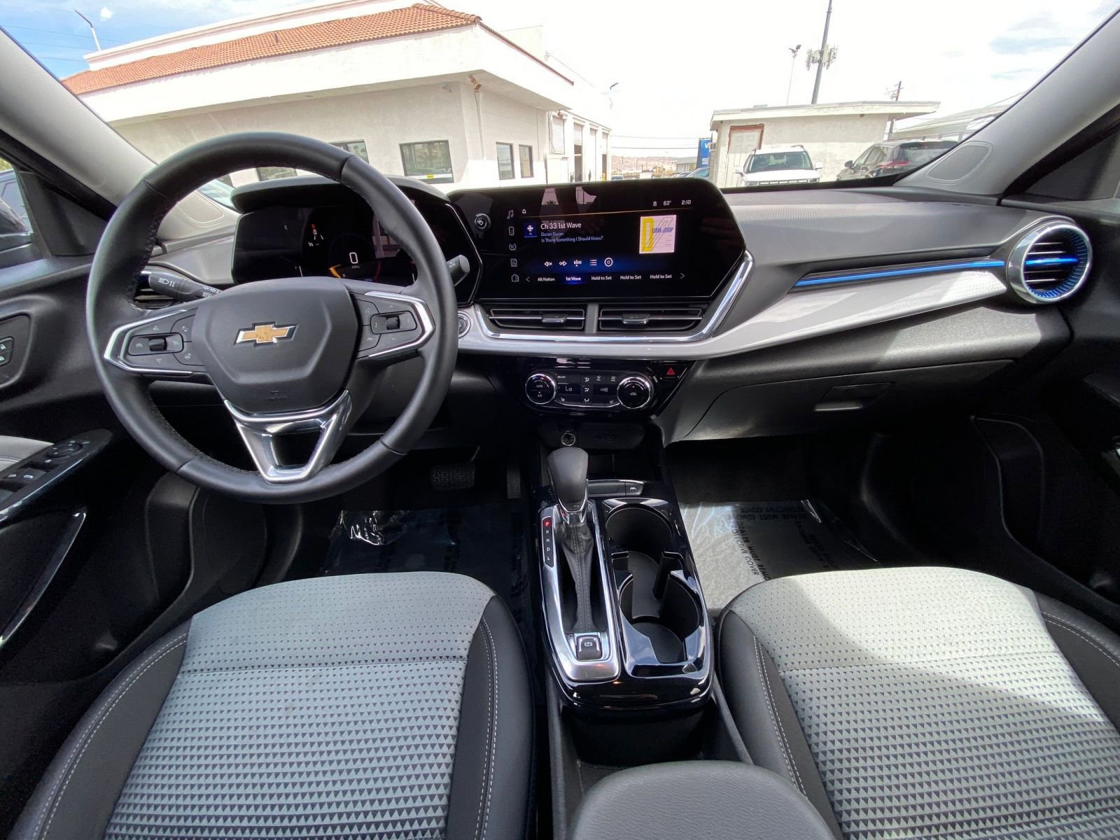 Used 2025 Chevrolet Trax LT w/ LT Convenience Package FWD image 32