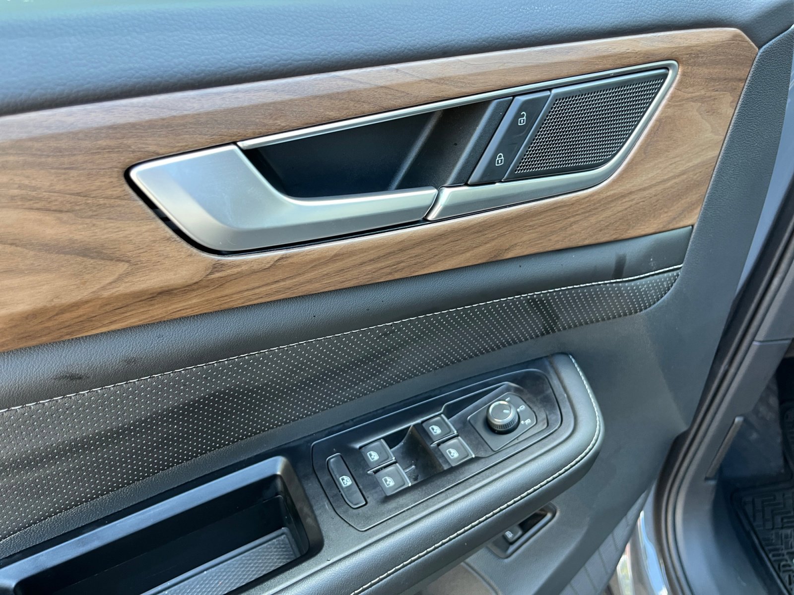 Used 2025 Volkswagen Atlas SE image 14