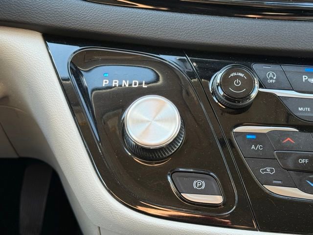 Used 2024 Chrysler Pacifica Touring-L image 23