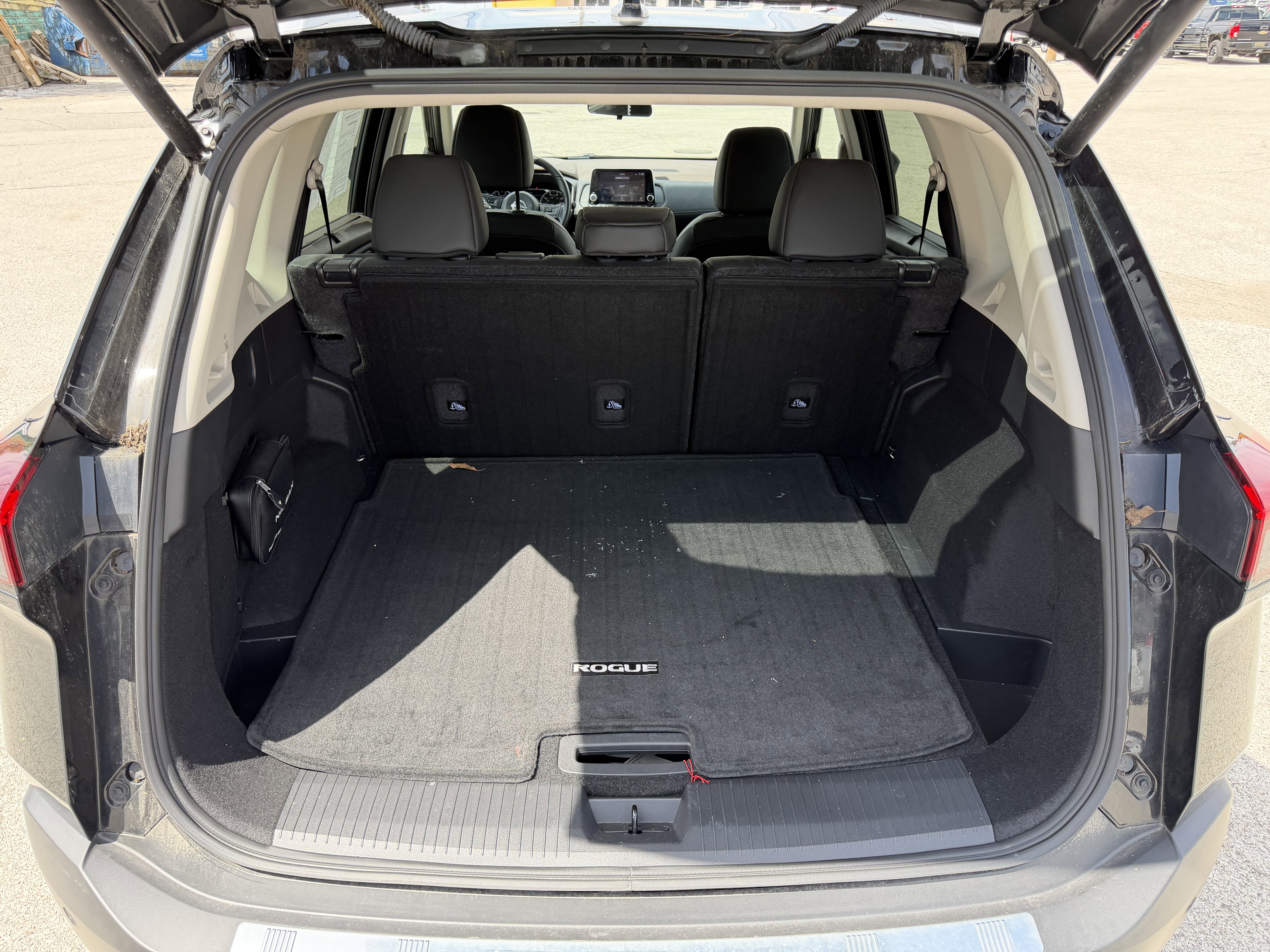 Used 2023 Nissan Rogue SV w/ SV Premium B Package image 9