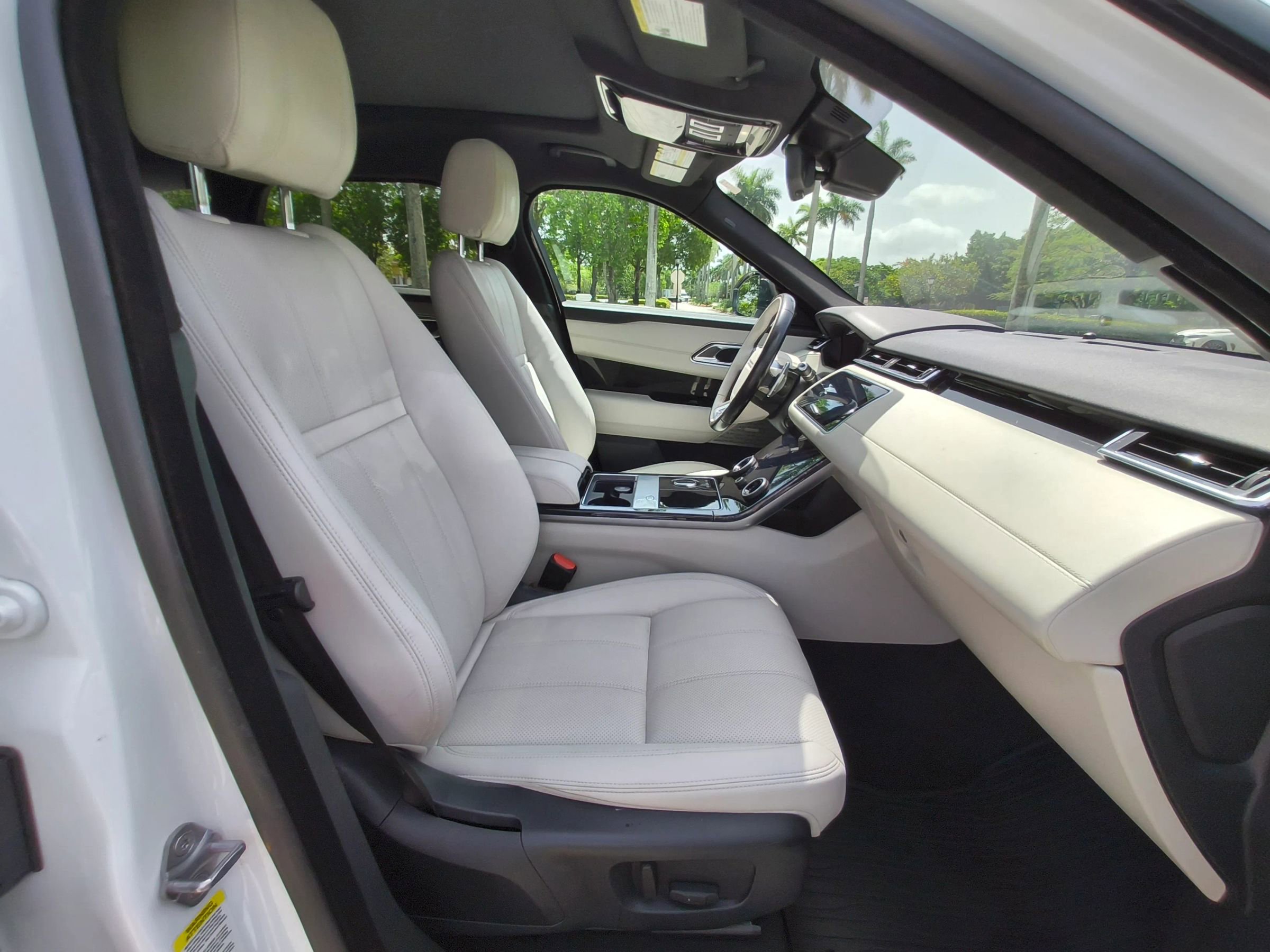 Used 2019 Land Rover Range Rover Velar R-Dynamic SE image 12