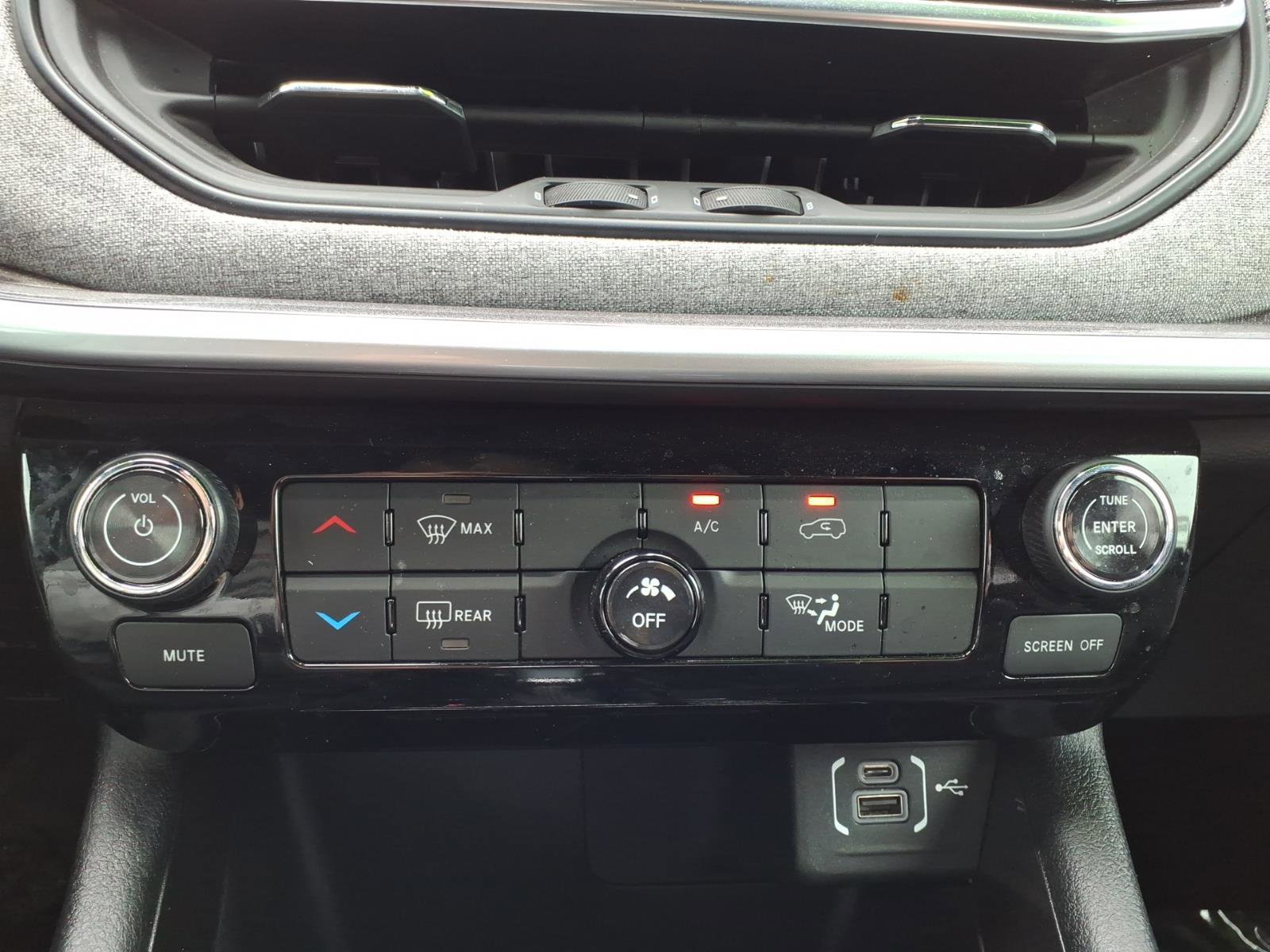 Used 2024 Jeep Compass Latitude image 22