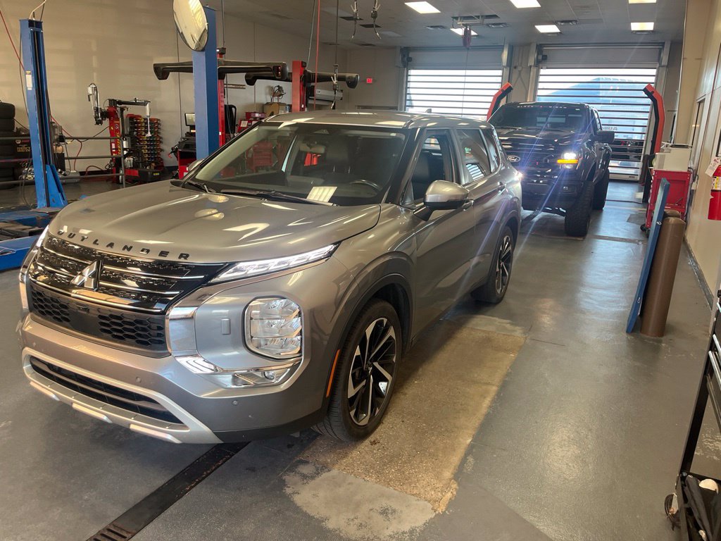 Used 2022 Mitsubishi Outlander SE AWD/4WD image 2