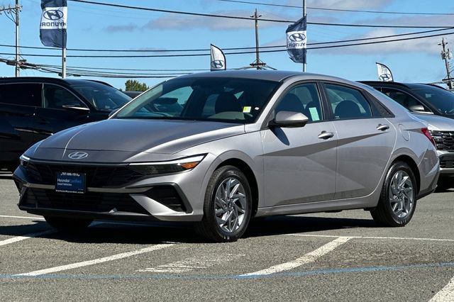 Certified 2025 Hyundai Elantra Hybrid FWD image 10