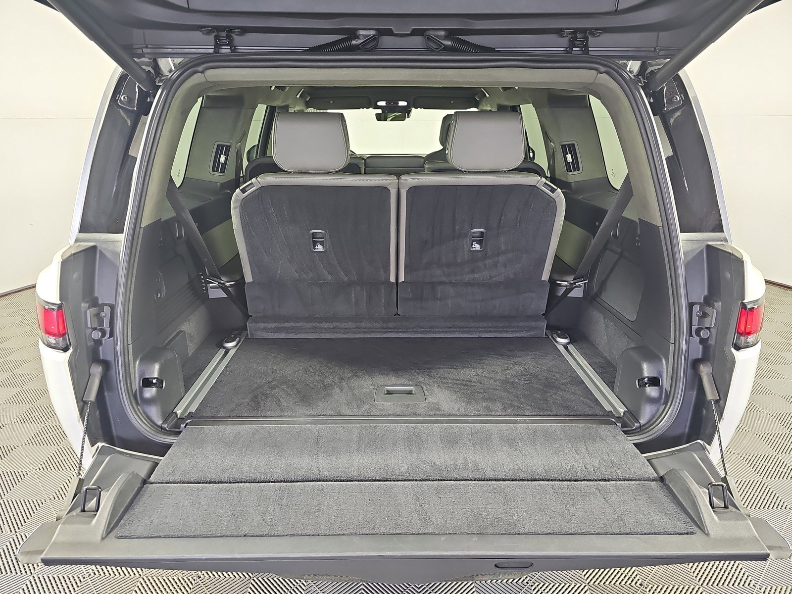 Used 2024 Rivian R1S Adventure image 15