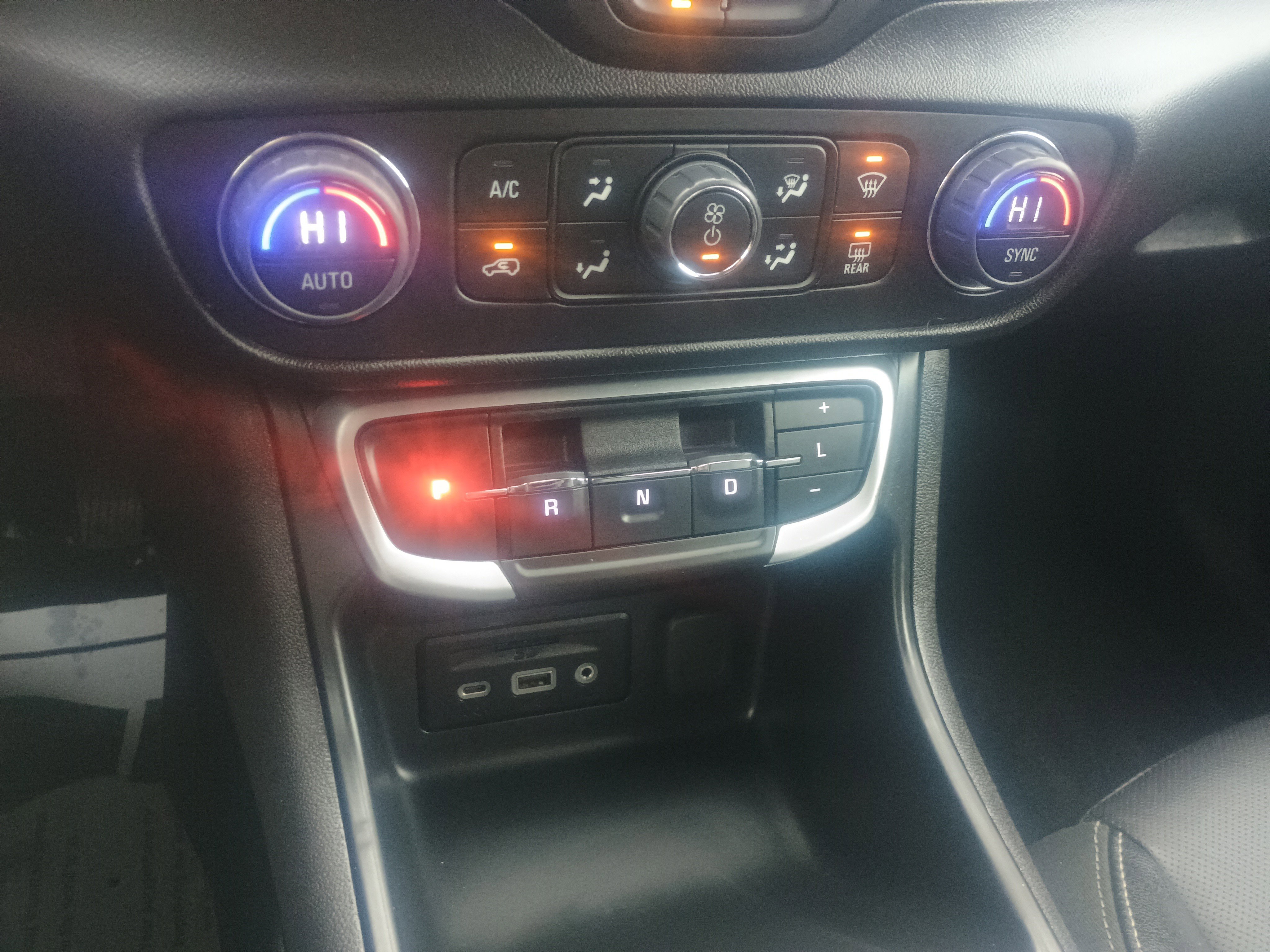 Used 2024 GMC Terrain SLT image 27