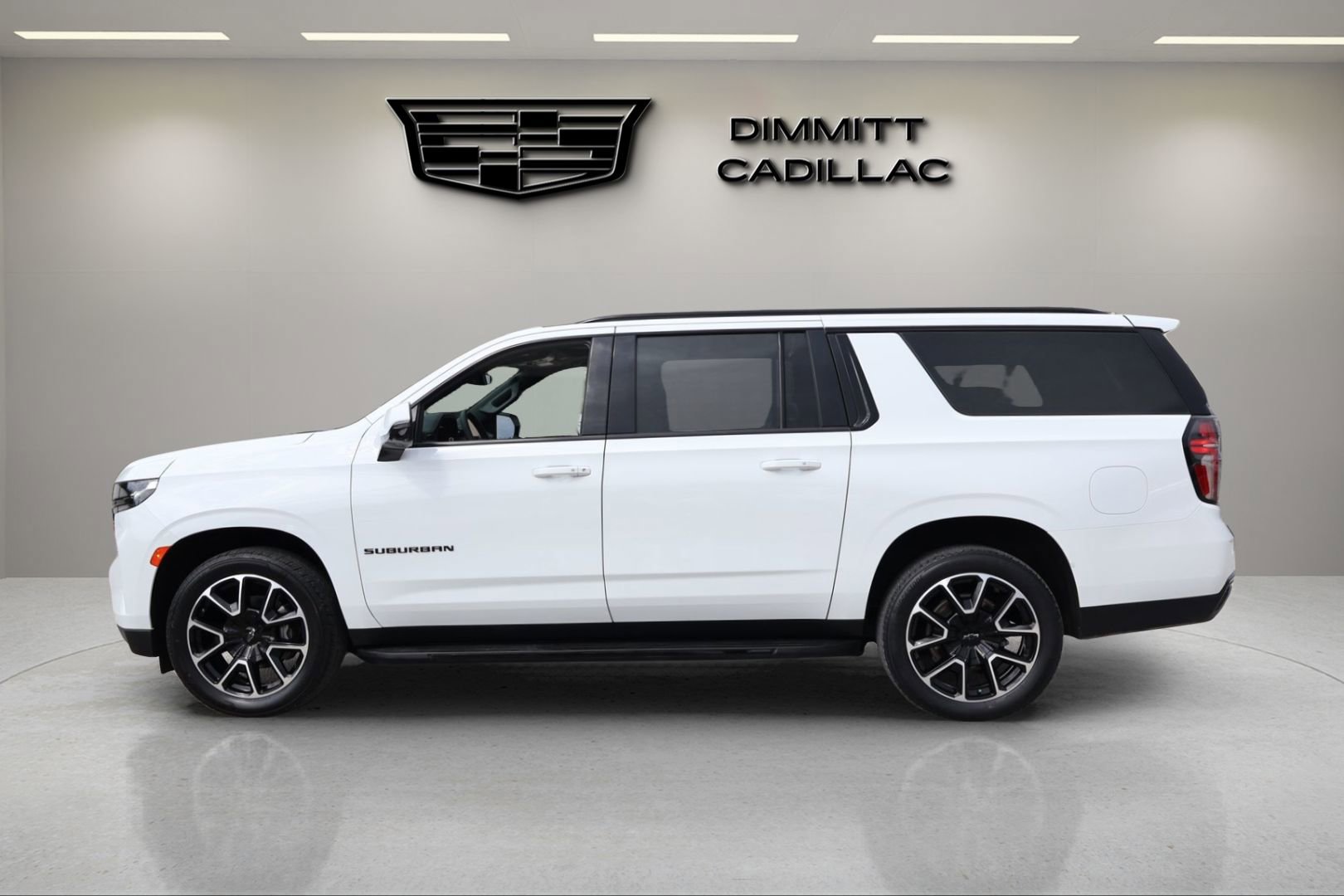 Used 2023 Chevrolet Suburban RST w/ Luxury Package RWD image 2