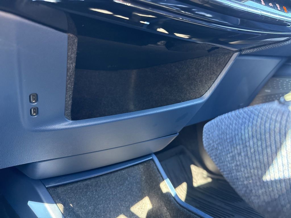 Used 2025 Cadillac Optiq Sport 2 image 32