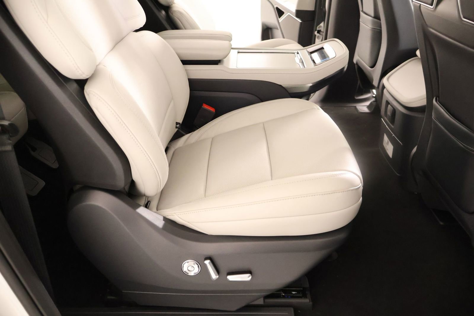 New 2026 Lincoln Navigator L Reserve AWD/4WD image 16
