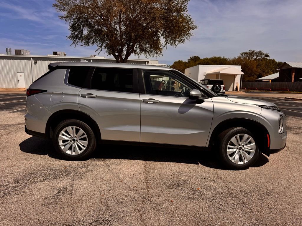 New 2026 Mitsubishi Outlander ES image 9