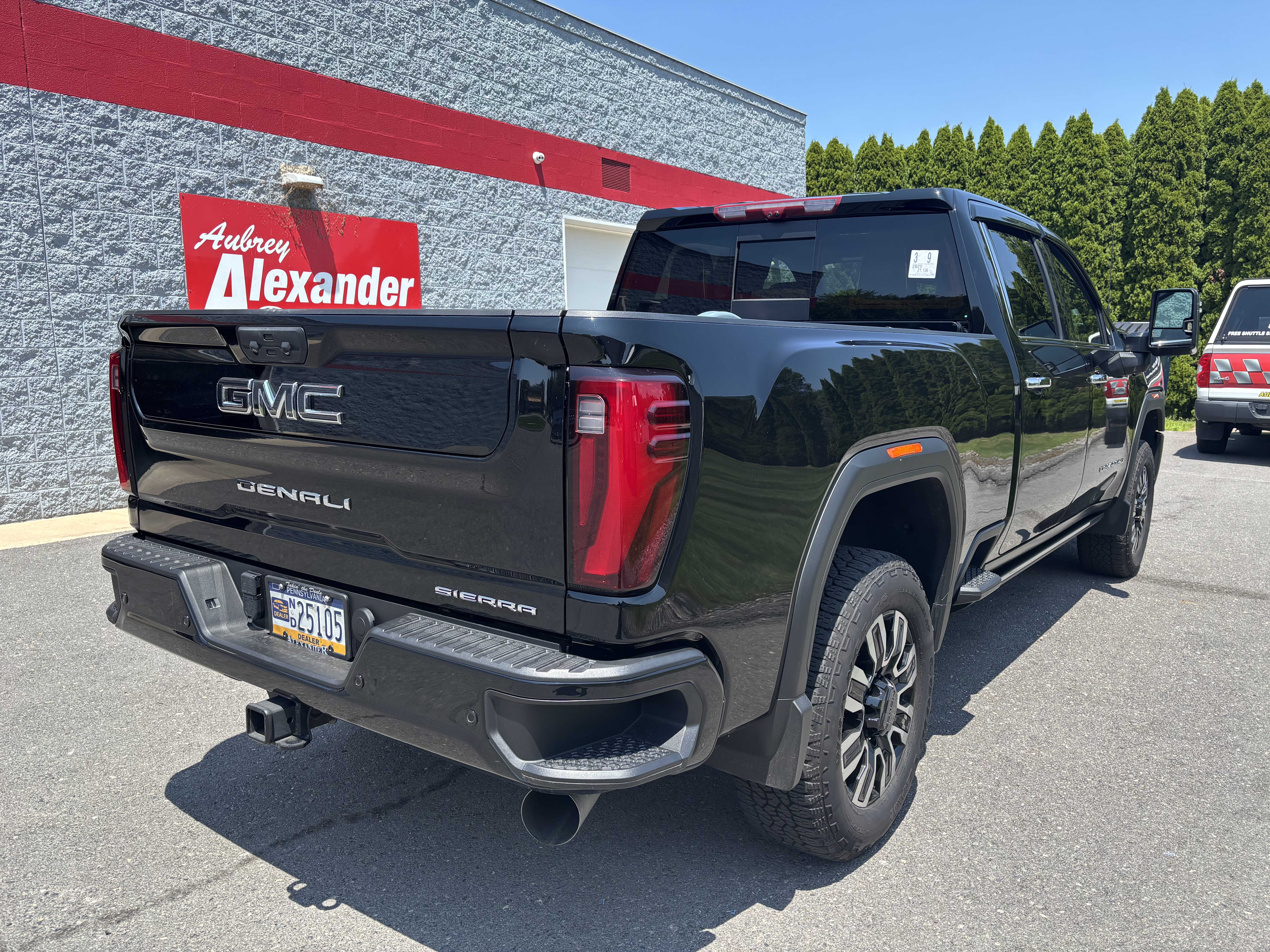 Used 2025 GMC Sierra 3500 Denali Ultimate w/ LPO, GMC Protection Package AWD/4WD image 3