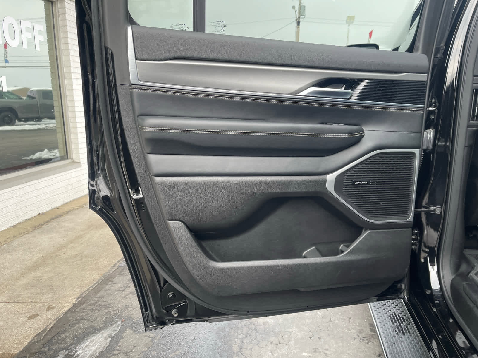 Used 2024 Jeep Wagoneer Series II image 16