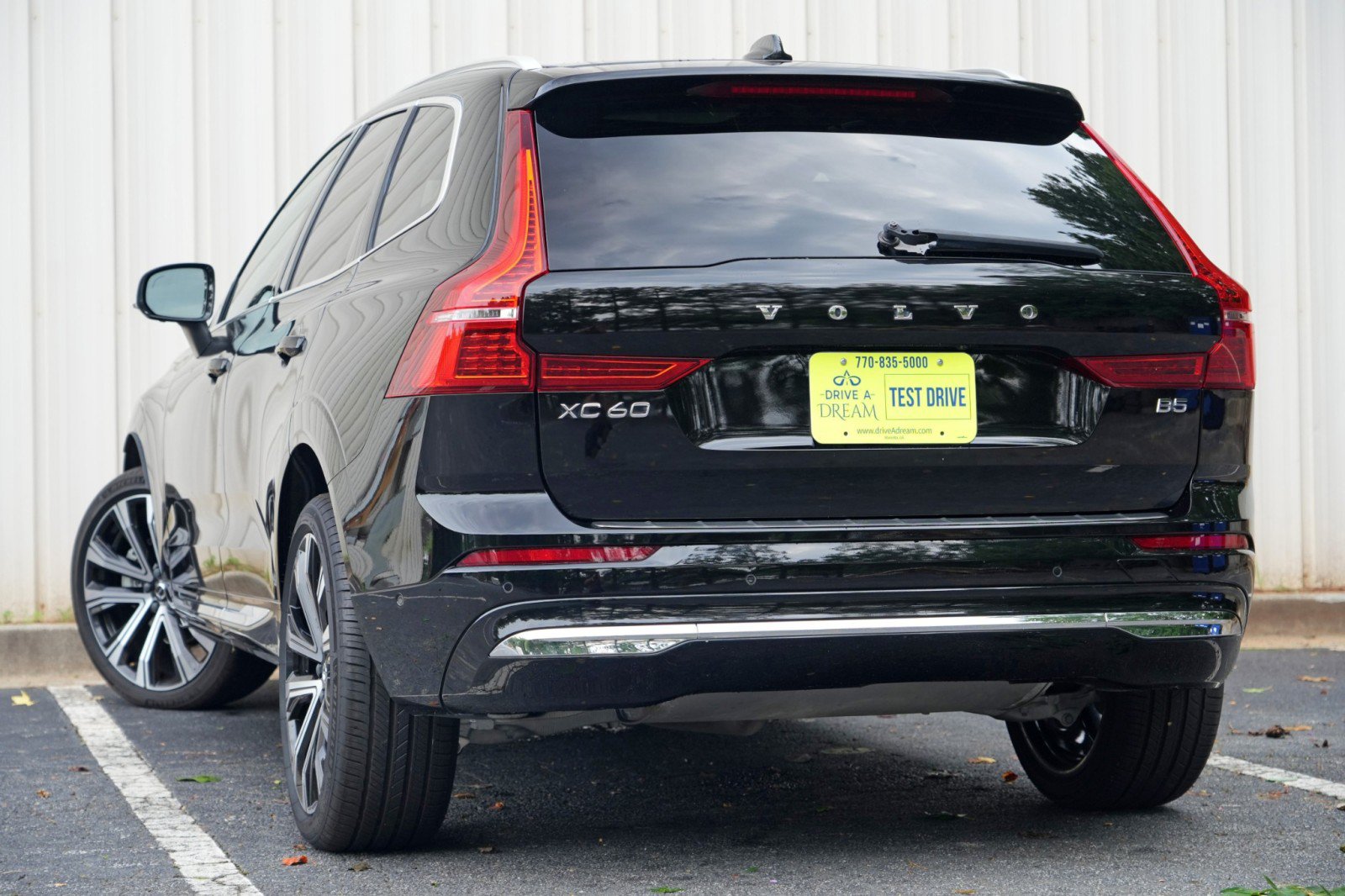 Used 2023 Volvo XC60 B5 Ultimate w/ Climate Package FWD image 6