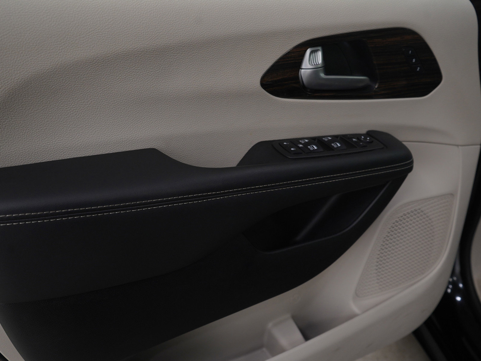 Used 2024 Chrysler Pacifica Limited image 23