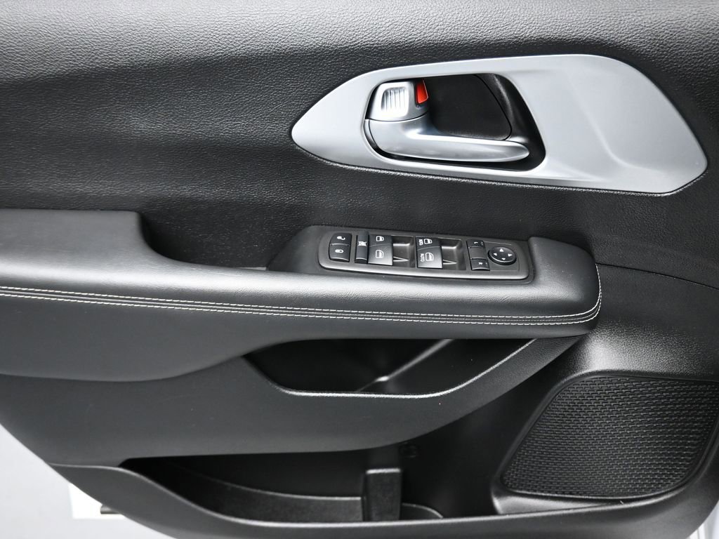 Used 2024 Chrysler Pacifica Touring image 10