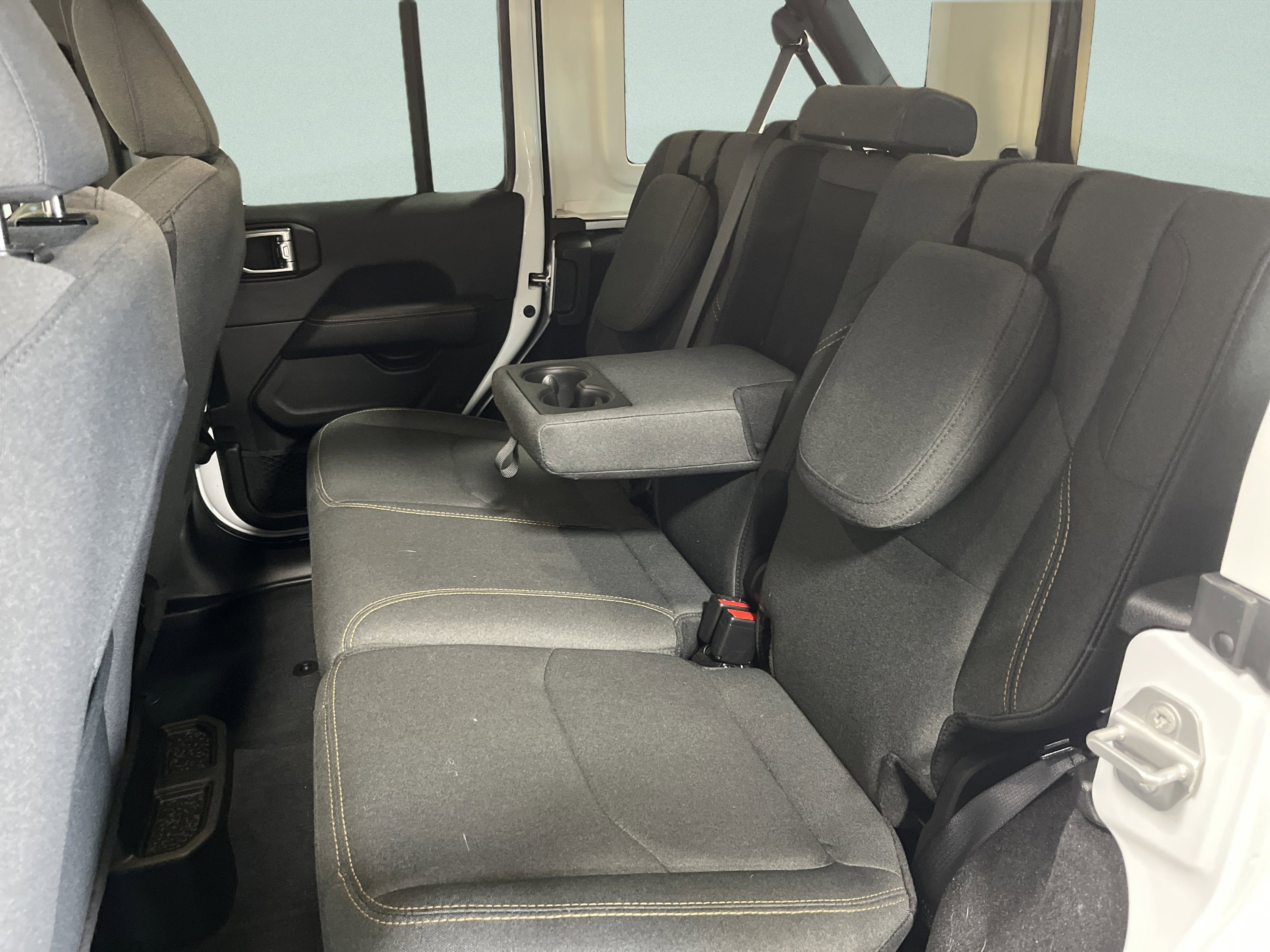 Used 2025 Jeep Wrangler Unlimited Sahara AWD/4WD image 26