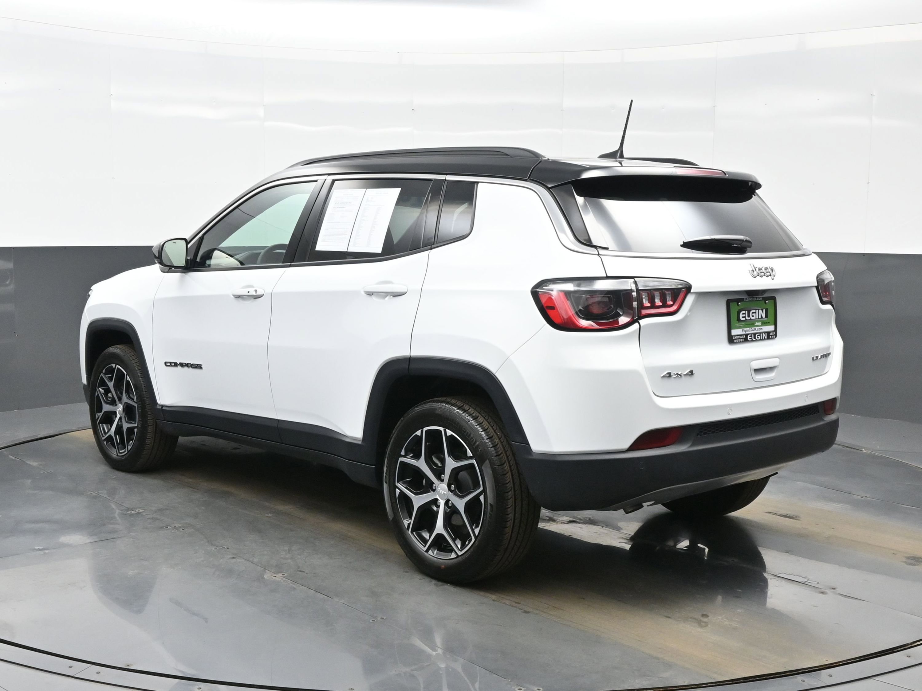 Used 2024 Jeep Compass Limited image 4