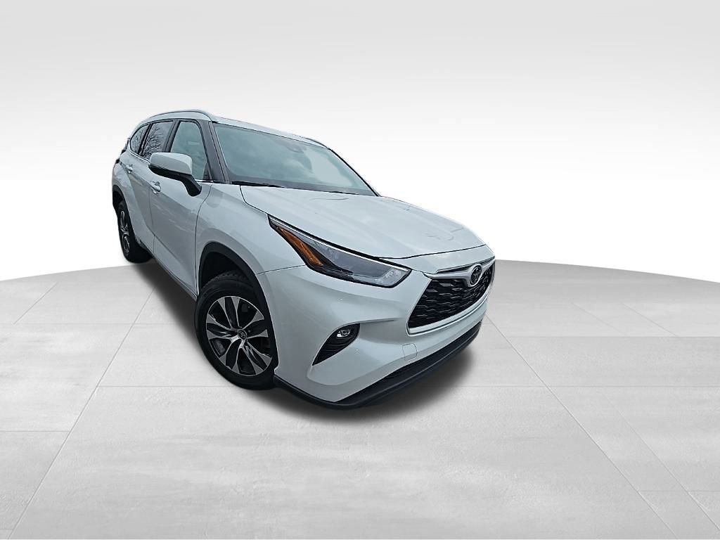 Used 2024 Toyota Highlander XLE image 4