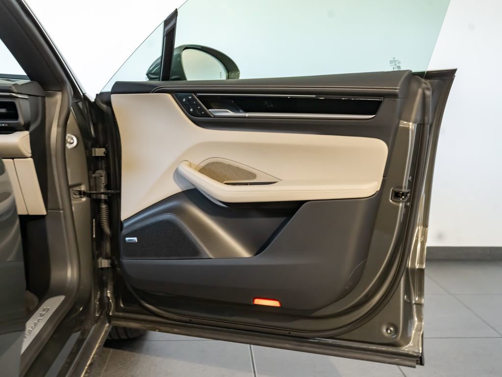 Certified 2025 Porsche Macan 4S Electric AWD/4WD image 26