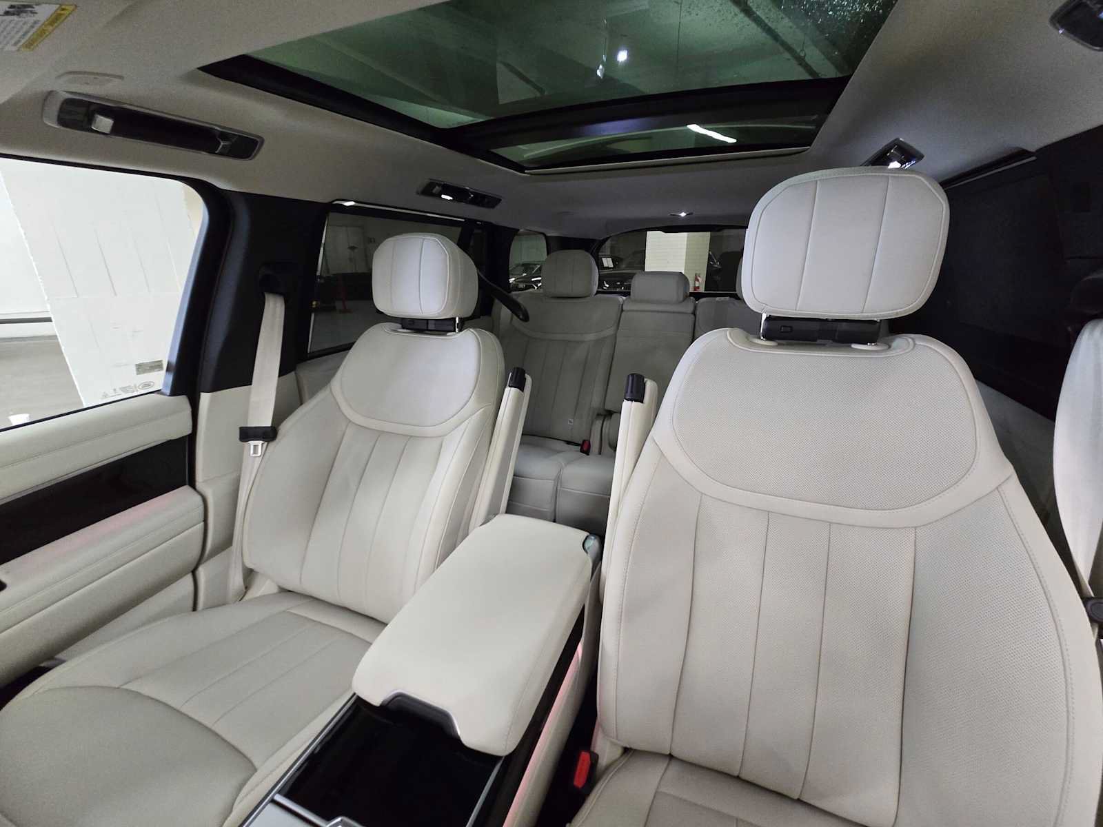 New 2026 Land Rover Range Rover Long Wheelbase SE AWD/4WD image 24