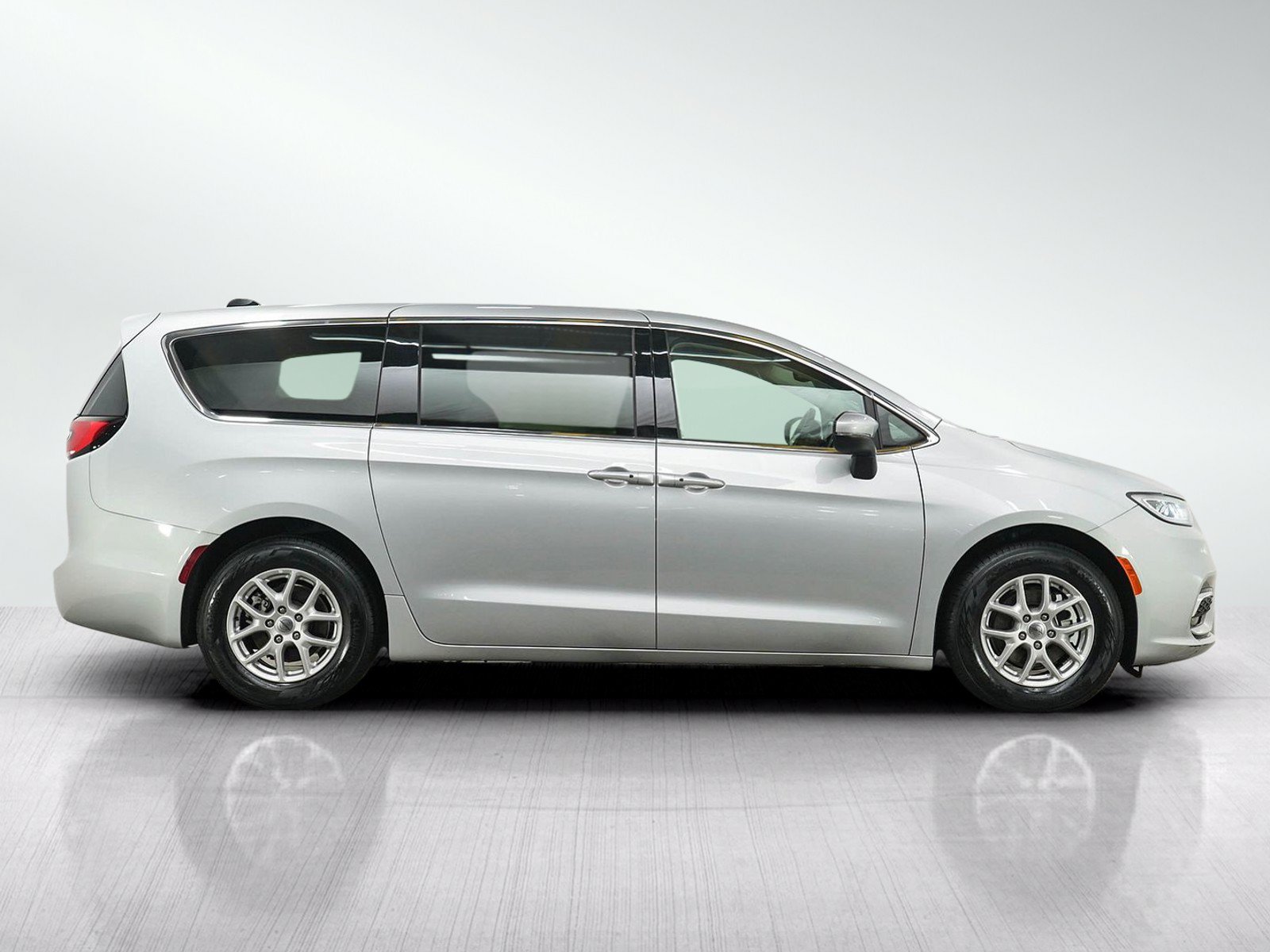 Used 2023 Chrysler Pacifica Touring-L FWD image 6