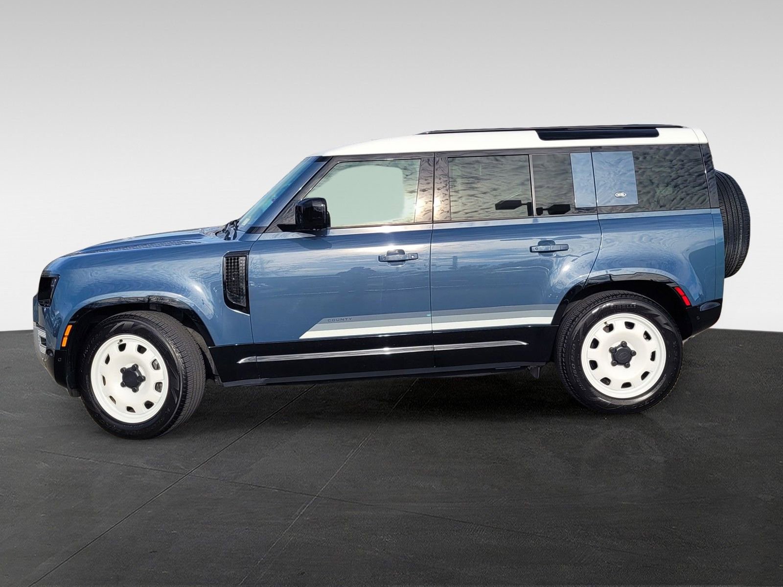 Used 2024 Land Rover Defender 110 S AWD/4WD image 3