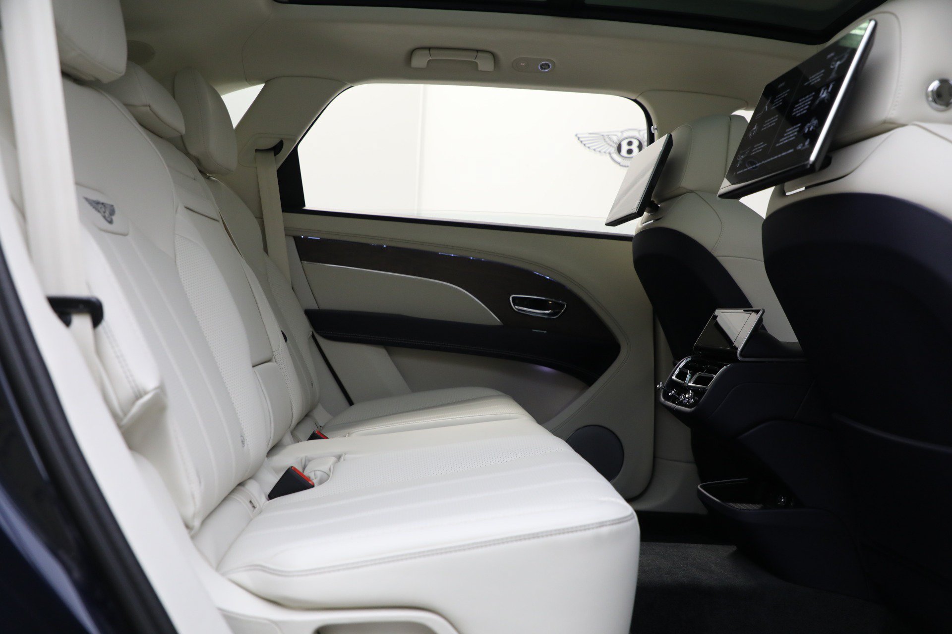 Used 2024 Bentley Bentayga Extended Wheelbase AWD/4WD image 26