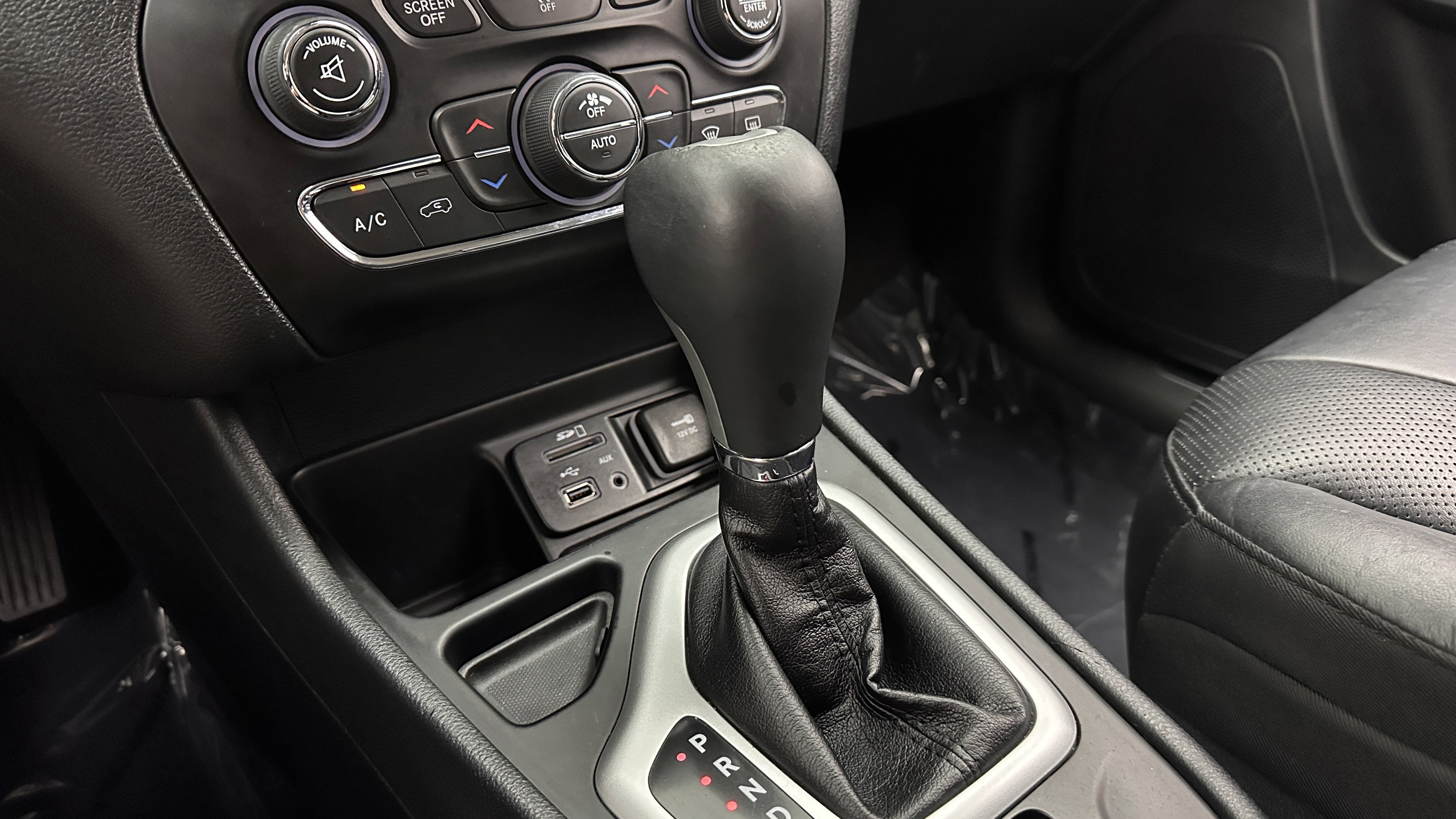 Used 2016 Jeep Cherokee Overland FWD image 16