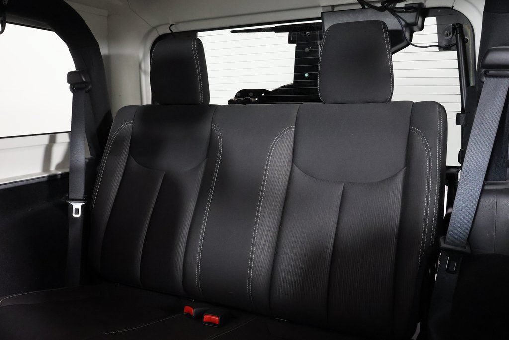 Used 2016 Jeep Wrangler Sahara w/ Connectivity Group AWD/4WD image 10