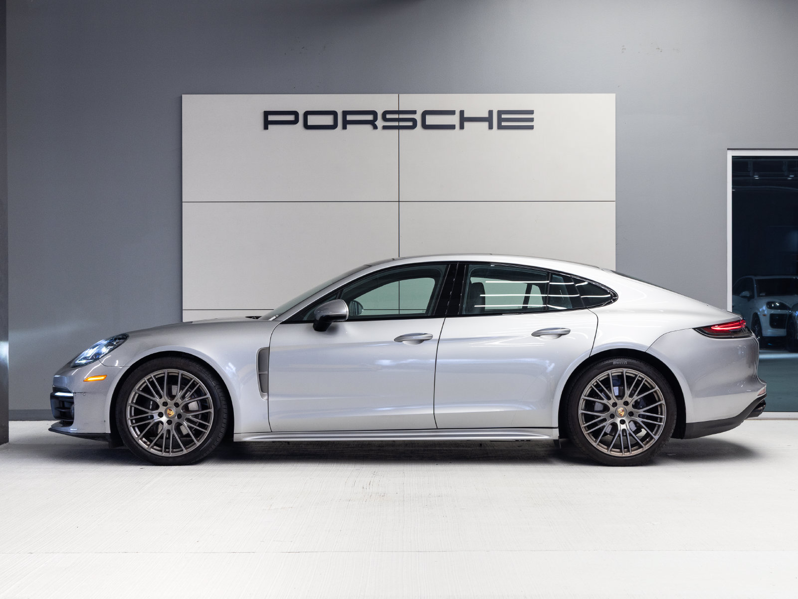 Certified 2023 Porsche Panamera 4 Platinum Edition AWD/4WD image 2