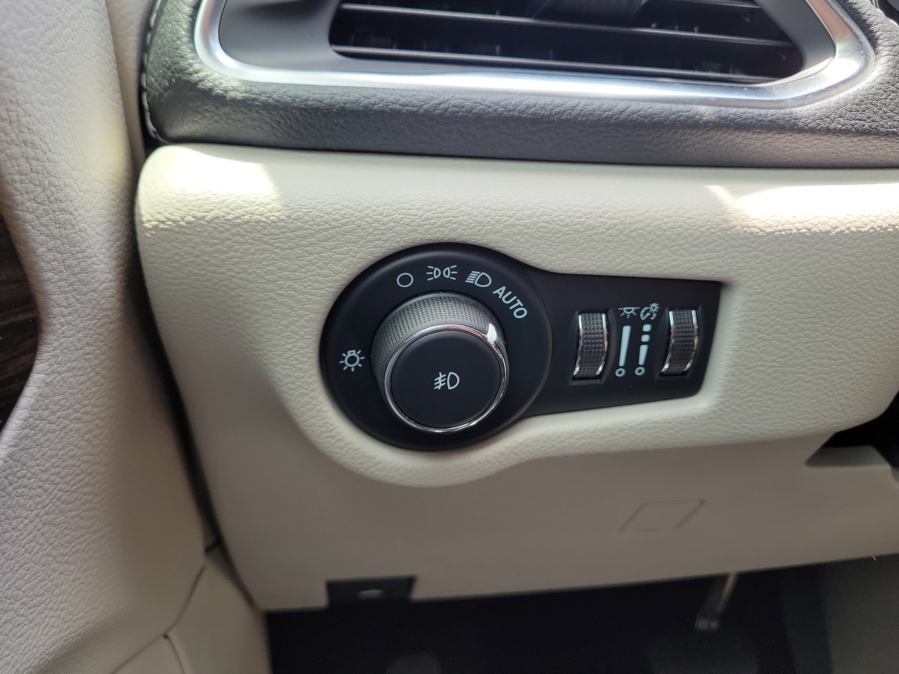 Used 2023 Chrysler Pacifica Limited w/ Uconnect Theater Family Group AWD/4WD image 28