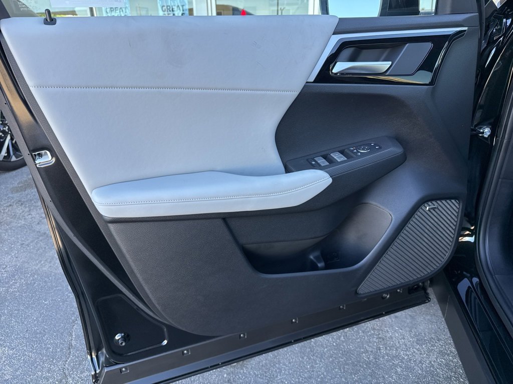 New 2025 Mitsubishi Outlander SE image 28