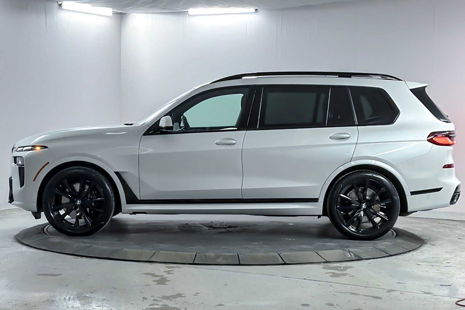 Used 2026 BMW X7 xDrive40i w/ M Sport Package image 5
