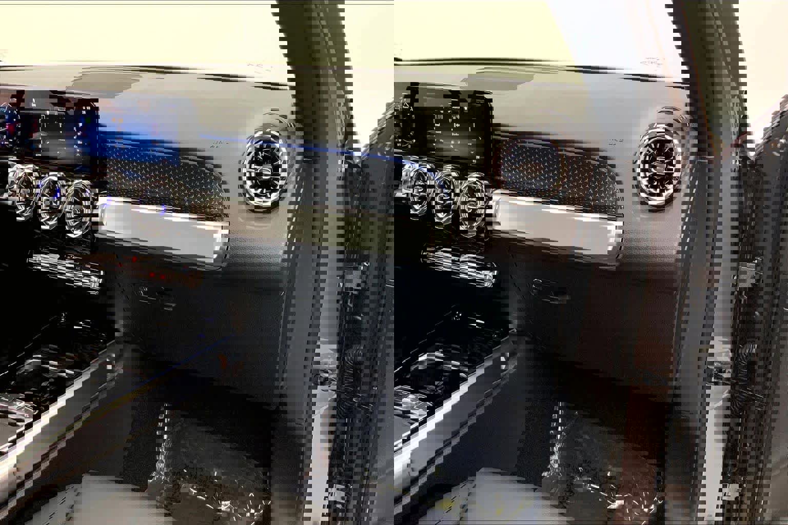 Used 2025 Mercedes-Benz GLB 250 image 27