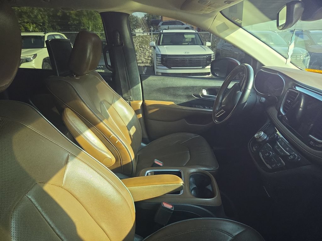 Used 2017 Chrysler Pacifica Limited w/ UConnect Theater Package FWD image 9