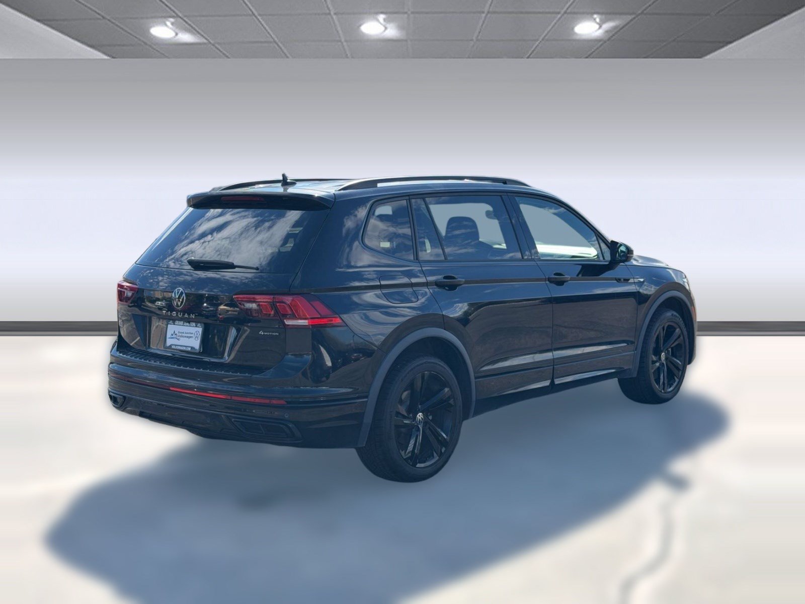 Used 2023 Volkswagen Tiguan SE R-Line AWD/4WD image 9