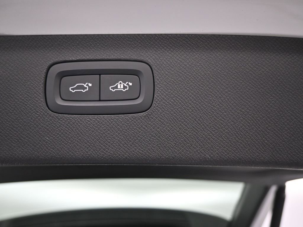 Used 2025 Volvo XC90 B5 Plus image 16