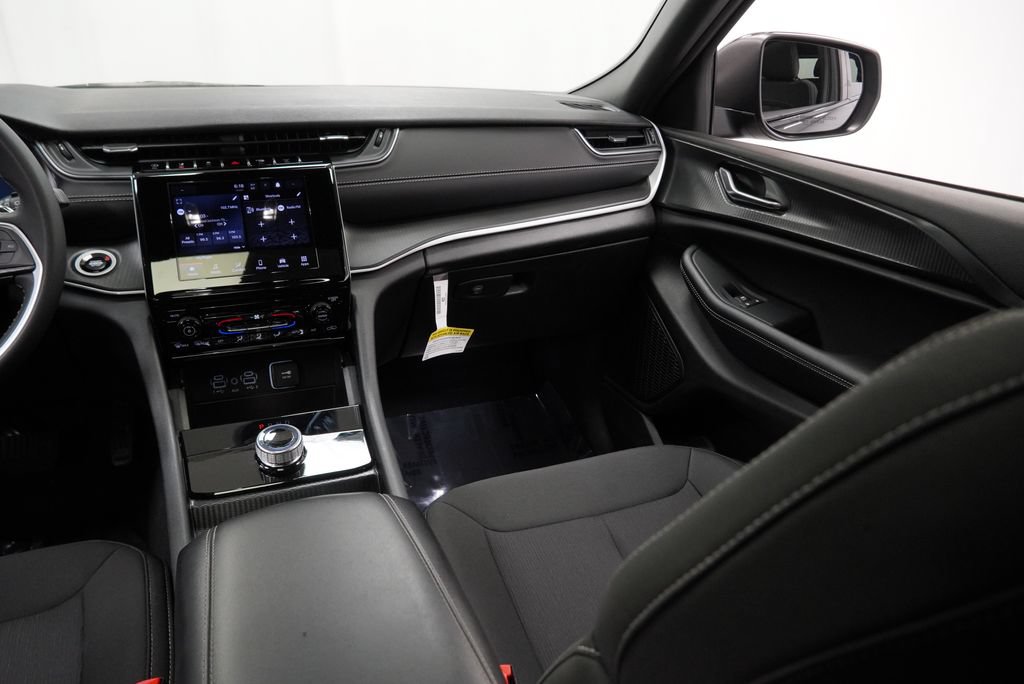 Used 2025 Jeep Grand Cherokee Laredo X AWD/4WD image 28