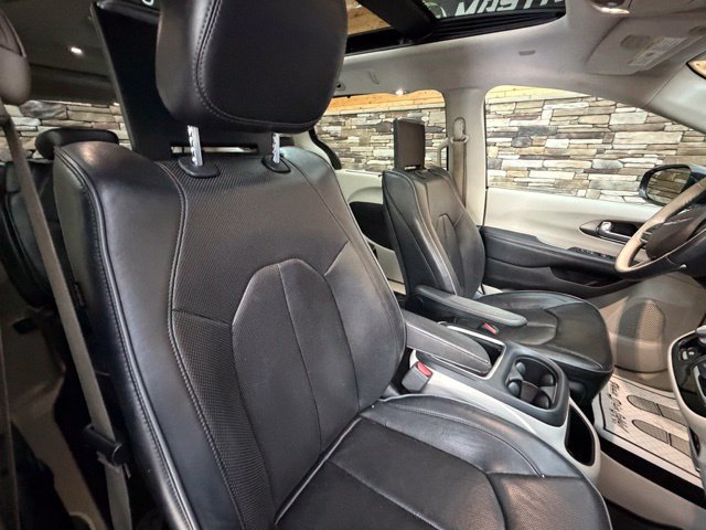 Used 2017 Chrysler Pacifica Limited FWD image 16