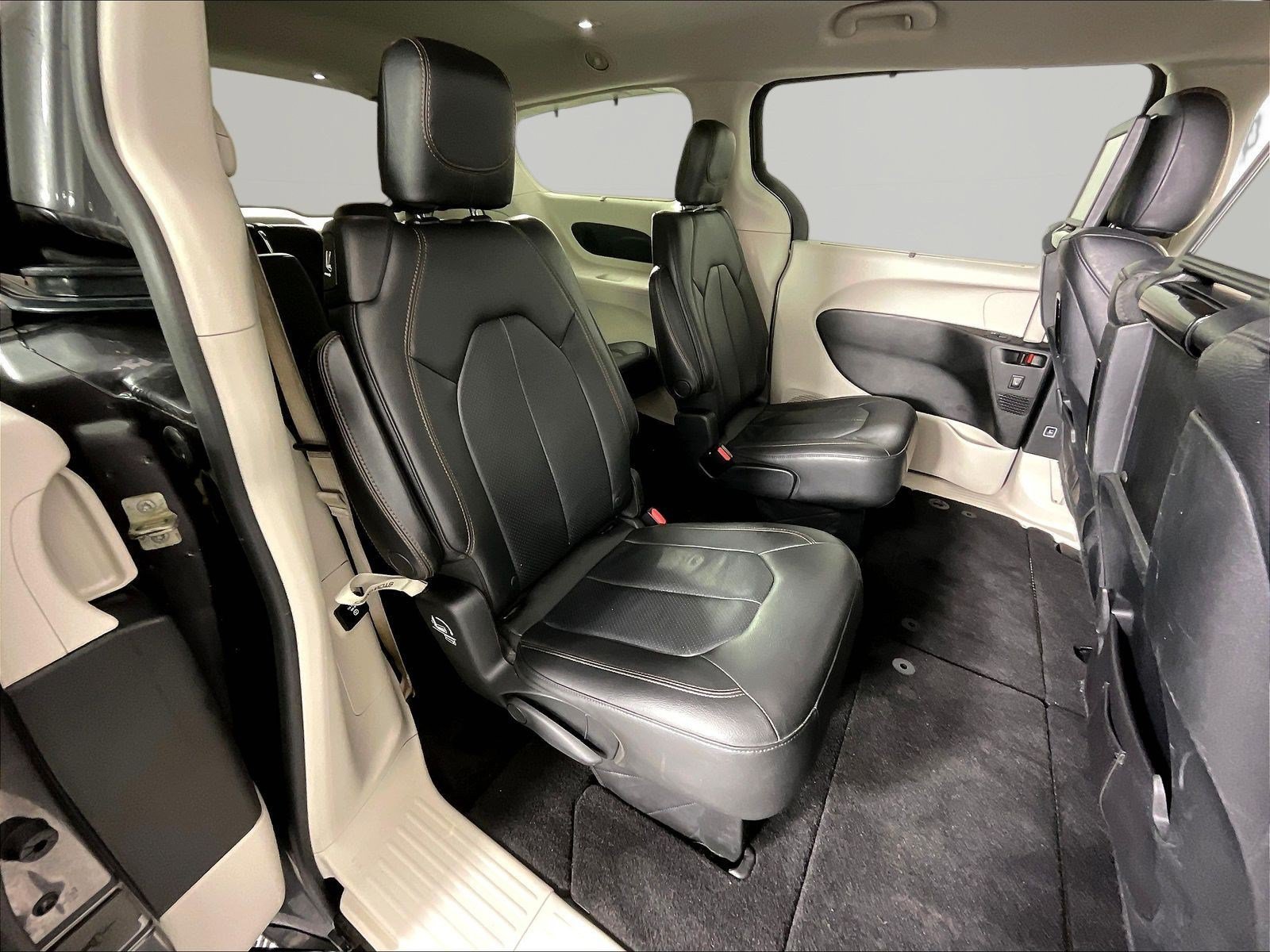 Used 2018 Chrysler Pacifica Touring-L Plus FWD image 25