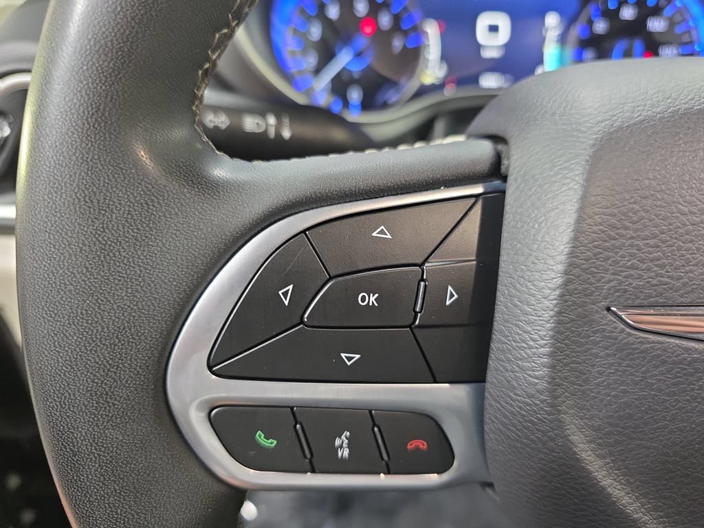 Used 2023 Chrysler Pacifica Touring-L FWD image 19