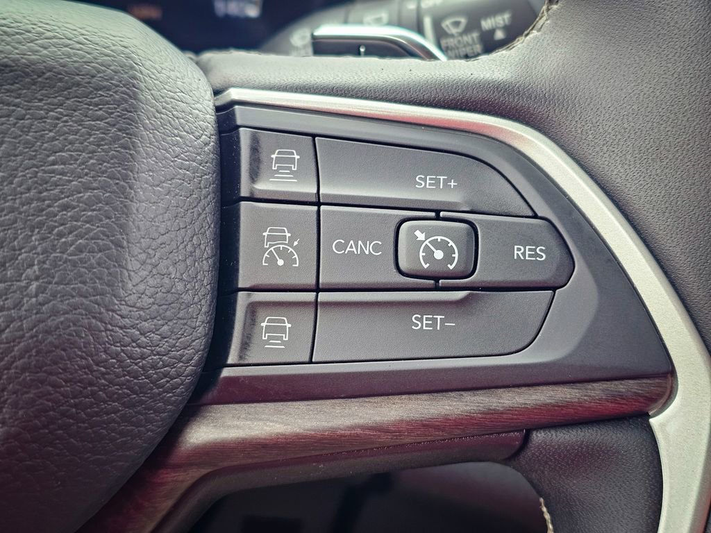 Used 2023 Jeep Grand Cherokee Limited w/ Black Appearance Package image 21