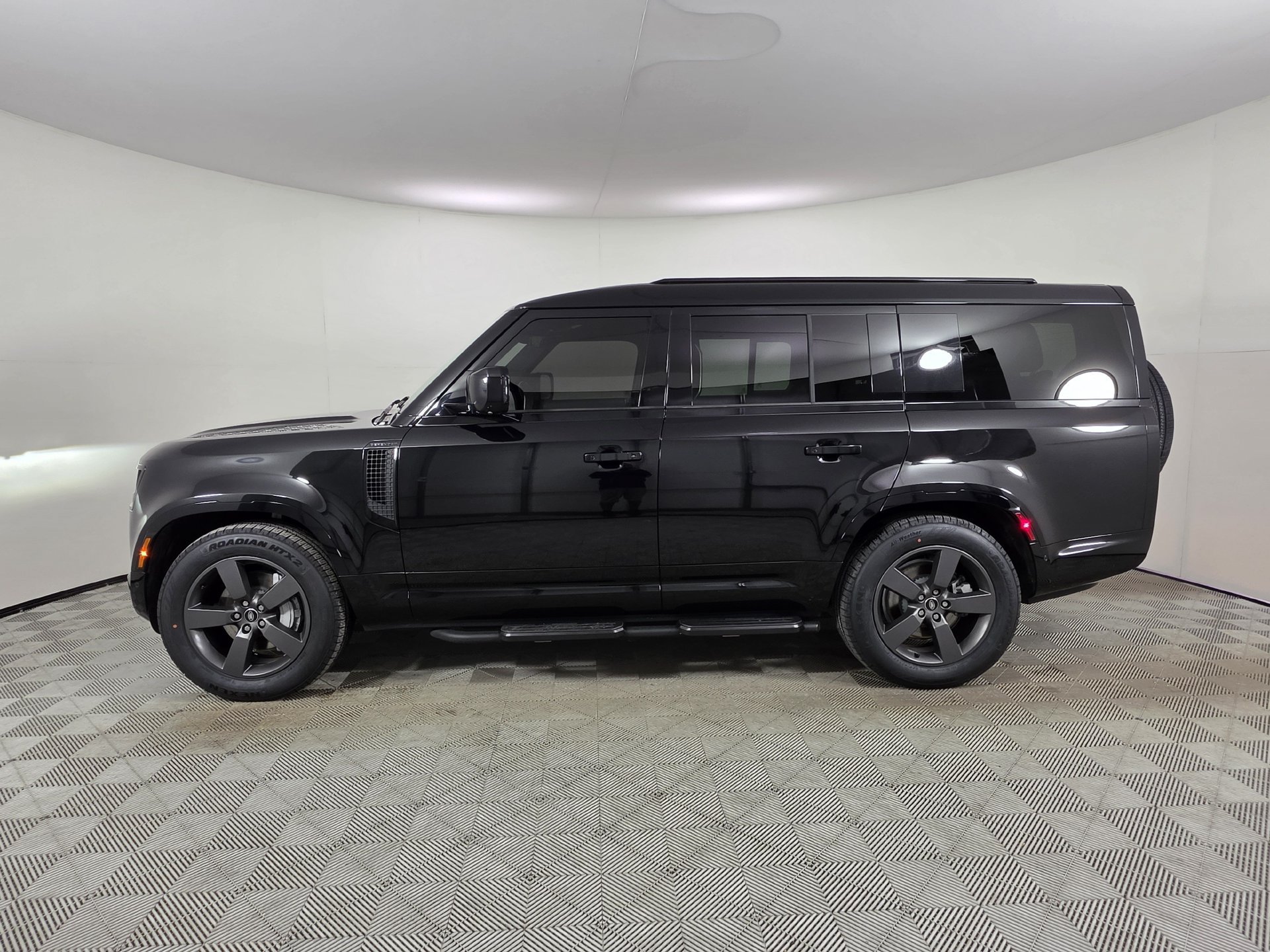 Used 2025 Land Rover Defender 130 X-Dynamic SE AWD/4WD image 35