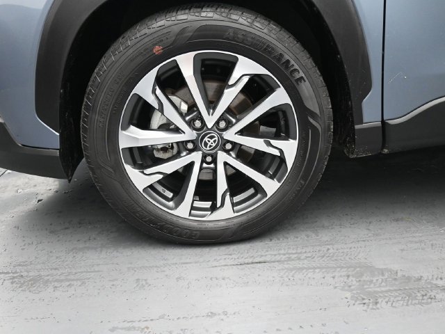 Used 2023 Toyota Corolla Cross XLE w/ Convenience Package FWD image 18